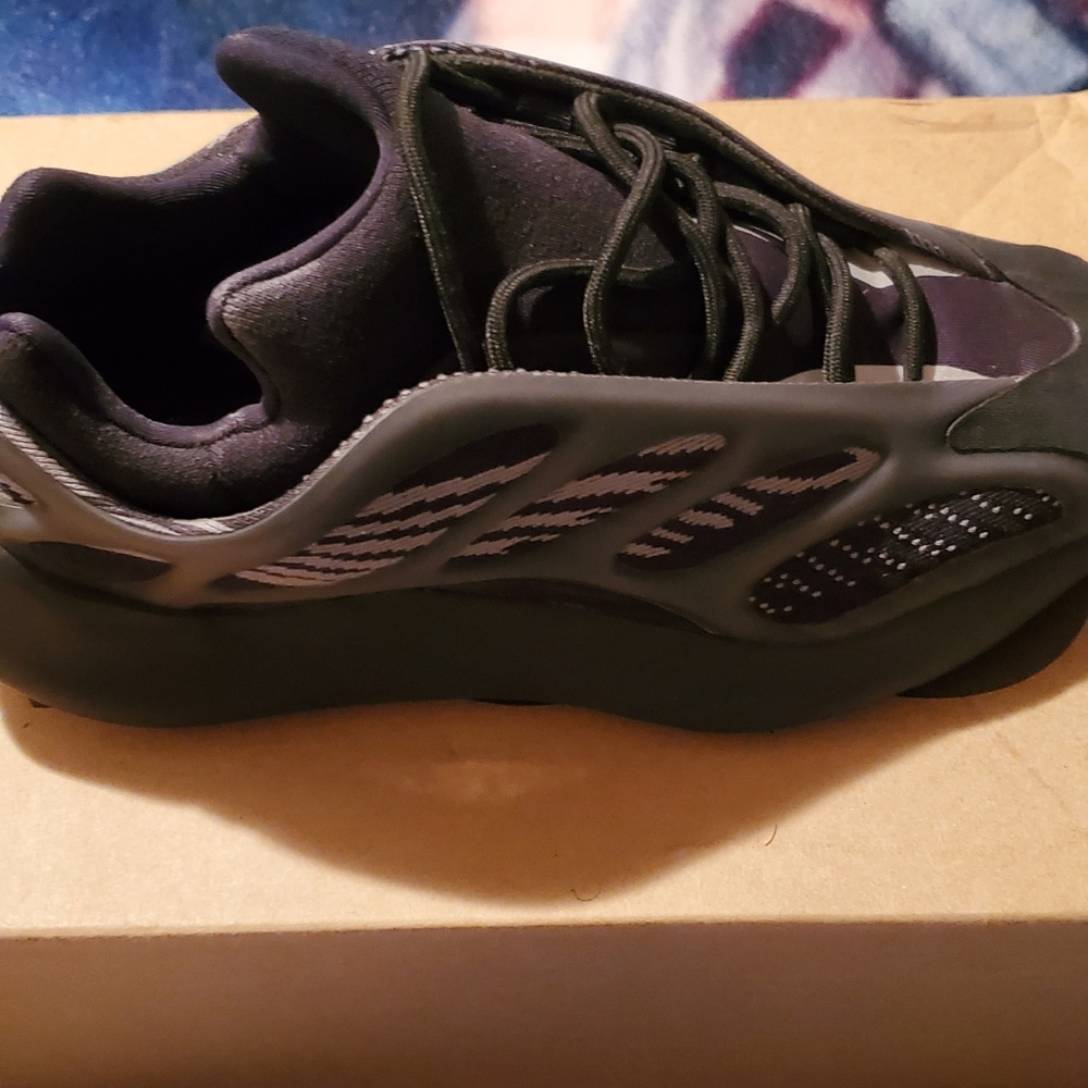Adidas Yeezy 700